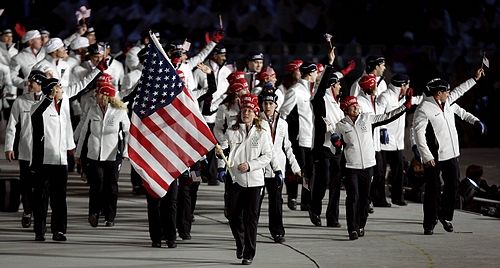 Výpravu USA vedla rychlobruslařka Chris Wittyová. | Foto: Reuters