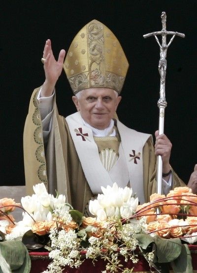 Nejvyšší představitel římskokatolické církve, papež Benedikt XVI., mává věřícím poté, co na zaplněném Svatopetrském náměstí ve Vatikánu pronesl tradiční poselství Urbi et Orbi na zaplněném Svatopetrské náměstí ve Vatikánu. | Foto: Reuters