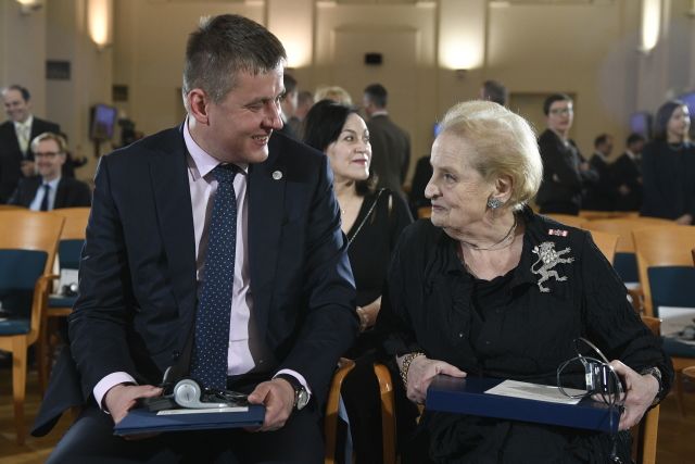 Ministr zahraničí Tomáš Petříček předal vyznamenání Madeleine Albrightové. | Foto: ČTK