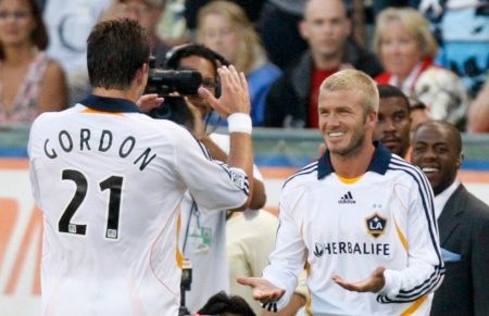 David Beckham jde na to - Los Angeles Galaxy vs. Chelsea. | Foto: Reuters