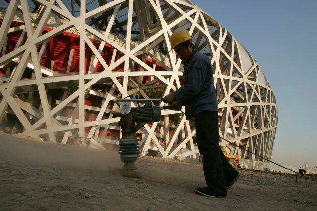 Stavební práce finišují nejen uvnitř stadionu, ale i v jeho nejbližším okolí. | Foto: Reuters