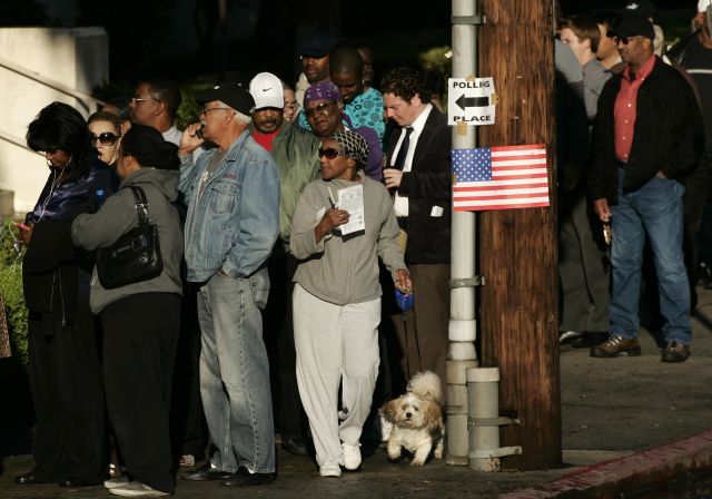 Ranní fronta před volební místností v Los Angeles. | Foto: Reuters