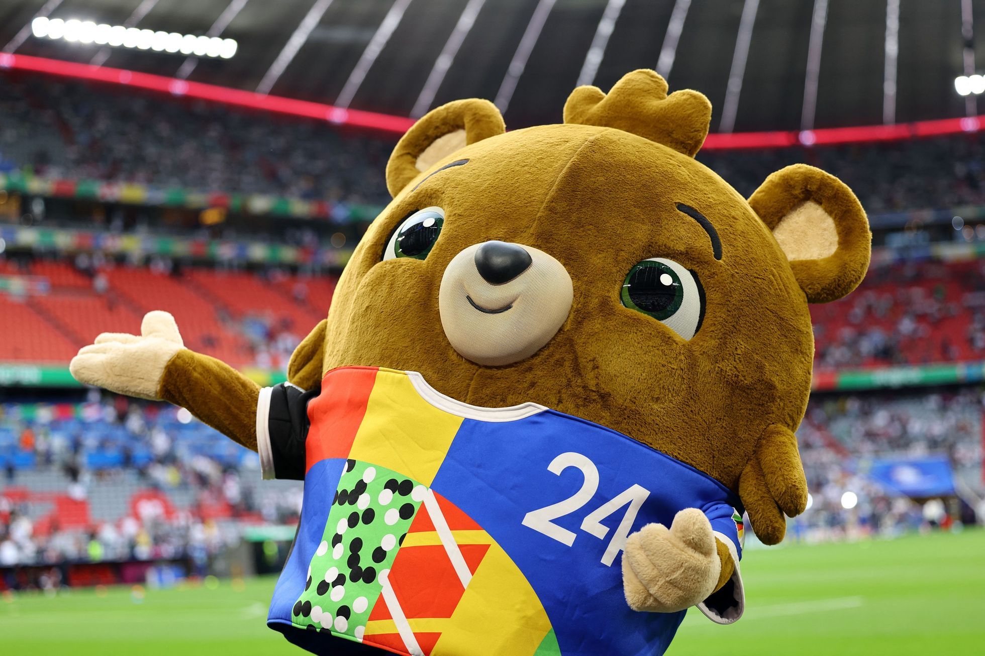 Dojatý Ronaldo, muž s maskou i excelentní nůžky. To jsou nejlepší fotky ...