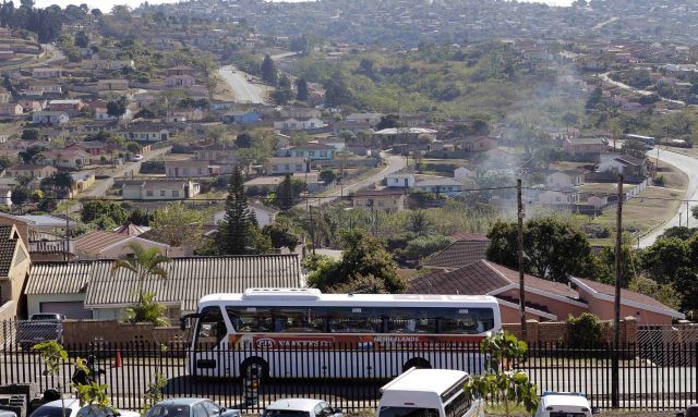 Autobus s nizozemským týmem projíždí předměstím Durbanu. | Foto: Reuters