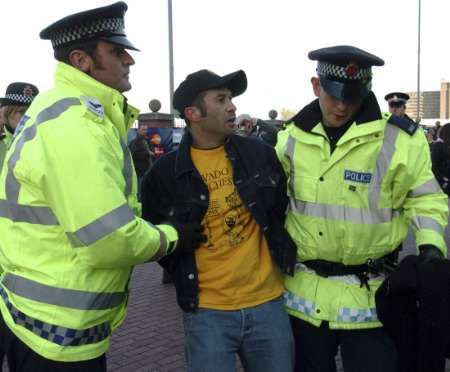 Zadržený fanoušek AS Řím po bitce před stadionem Manchesteru OLD Trafford. | Foto: Reuters