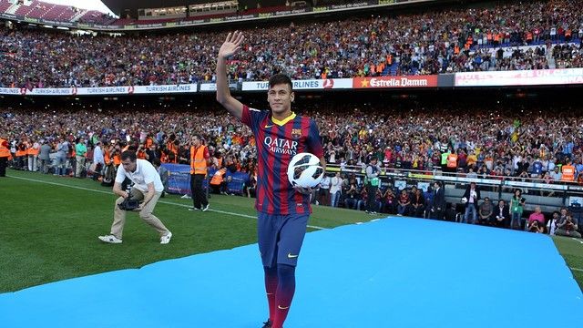 V čase 18:36 pak vstoupil Neymar na plochu stadionu Camp Nou, kde jej hymnou klubu na rtech vítalo na 56 500 fanoušků! To je třeba více než kolik přišlo příznivců za celou sezónu do hledišť sedmi ze šestnácti celků české nejvyšší soutěže! | Foto: Reuters