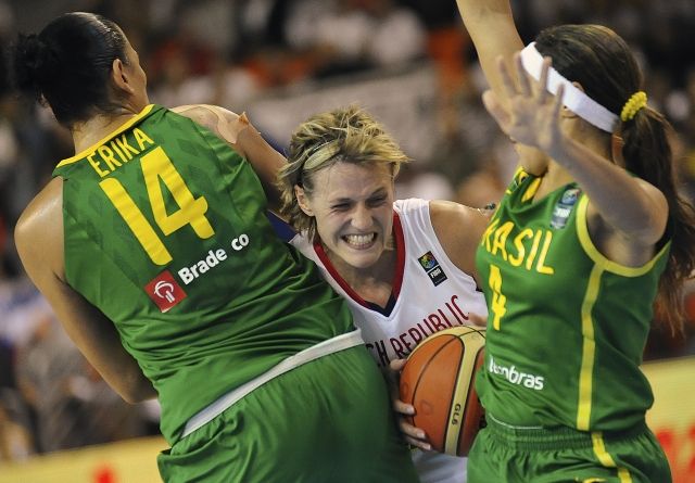 Mistrovství světa v basketbalu žen, osmifinálový zápas skupiny F, ČR - Brazílie 29. září v Brně. Česká kapitánka Hana Horáková se snaží projít mezi brazilskými hráčkami Erikou de Souza Machadovou (vlevo) a Adrianou Pintovou (vpravo). | Foto: ČTK