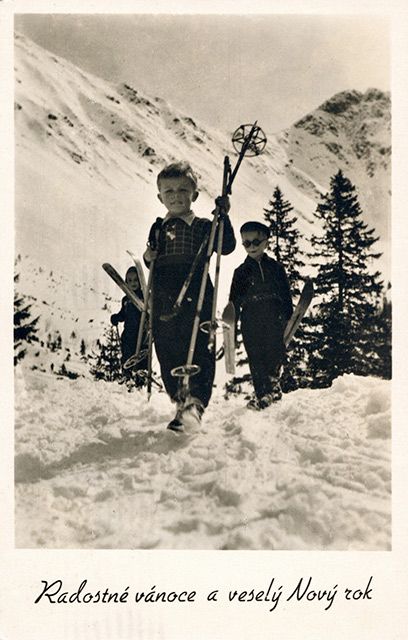 Na vánočních pohlednicích nacházíme především černobílé fotografie zasněžené krajiny nebo horských středisek. | Foto: Východočeské muzeum v Pardubicích