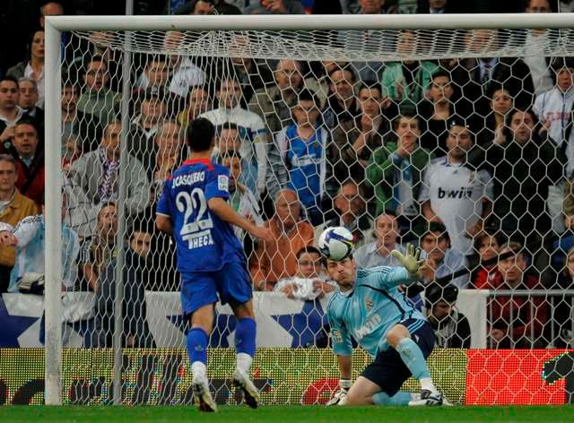 Casillas s Casquerovým nepovedeným dloubákem poradil. | Foto: Reuters