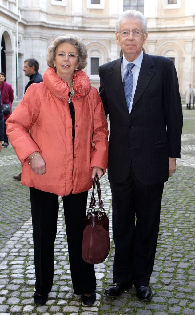 Mario Monti s manželkou Elsou, jak je novináři zastihli při odchodu z nedělní bohoslužby v Římě 13. listopadu 2011. | Foto: Reuters