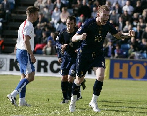 Skotský fotbalista Garry O'Connor (vpravo) se raduje z gólu do sítě Faerských ostrovů v kvalifikaci o EURO 2008. | Foto: Reuters