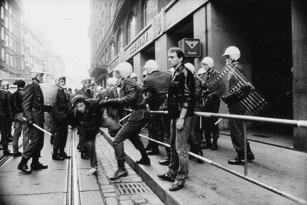 Neklidný podzim v Praze. 28. října 1989, Praha, Vodičkova ulice. | Foto: Radek Bajgar