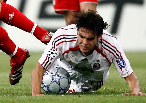 Brazilec Kaká ve službách AC Milán se při finále Ligy mistrů s Liverpoolem ocit na zemi po faulu Xabi Alonsa. | Foto: Reuters