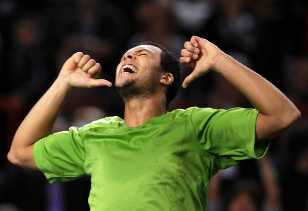 Francouzský tenista Jo-Wilfried Tsonga slaví spolu s burácející pařížskou halou postup do čtvrtfinále. | Foto: Reuters