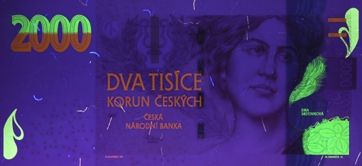 NOVĚ 2007: V denním světle neviditelná vlákna o délce 6 mm s namodralou luminiscencí, viditelná vlákna se žlutou luminiscencí, horní polovina hodnotového čísla 2000 v levém horním rohu se zelenou luminiscencí, dolní polovina s oranžovou luminiscencí, text DVA TISÍCE KORUN ČESKÝCH, ČESKÁ NÁRODNÍ BANKA a jméno autora O.KULHÁNEK INV. s oranžovou luminiscencí, hmatové značky pro nevidomé a slabozraké s oranžovou luminiscencí, pravá část portrétu (částečně vlasy, rameno, celé jméno, jméno rytce) se zelenou luminiscencí. BANKOVKA Z ROKU 1999: V denním světle neviditelná vlákna o délce 6 mm s namodralou luminiscencí, viditelná vlákna se žlutou luminiscencí, pravá část portrétu (částečně vlasy, rameno, celé jméno), horní část hodnotového čísla na kuponu a jméno rytce se zelenou luminiscencí. BANKOVKA Z ROKU 1996: Pouze v denním světle neviditelná vlákna o délce 6 mm s namodralou fluorescencí | Foto: ČNB