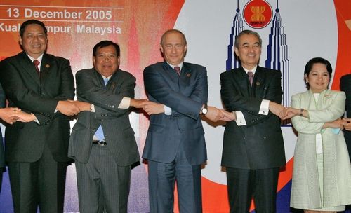 Vladimir Putin na setkání států skupiny ASEAN v prosinci 2005. | Foto: Reuters