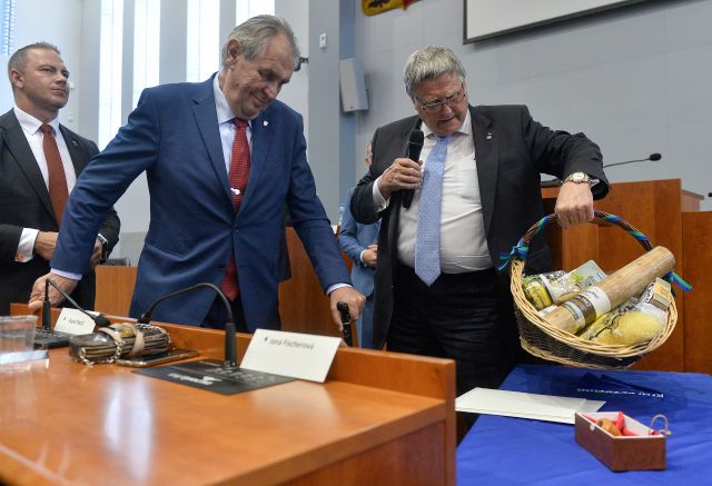 Prezident Miloš Zeman s hejtmanem Jiřím Běhounkem. | Foto: ČTK