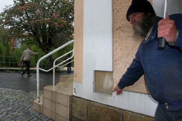 "Teď už voda oproti včerejšku opadla tak o metr. Tehdy už to všude přetékalo," vzpomíná tento ochotný průvodce městem na dvou rozvodněných Bečvách - "vsetínské" a "rožnovské". Nahoře nad městem přitom hrozí přelitím nádrž Bystřička na přítoku vsetínské Bečvy. "Pokud by pršelo do noci, mohou být ohroženy i obce pod přehradou, řekl ČTK dispečer Povodí Moravy Radomír Prudek. | Foto: Karel Toman