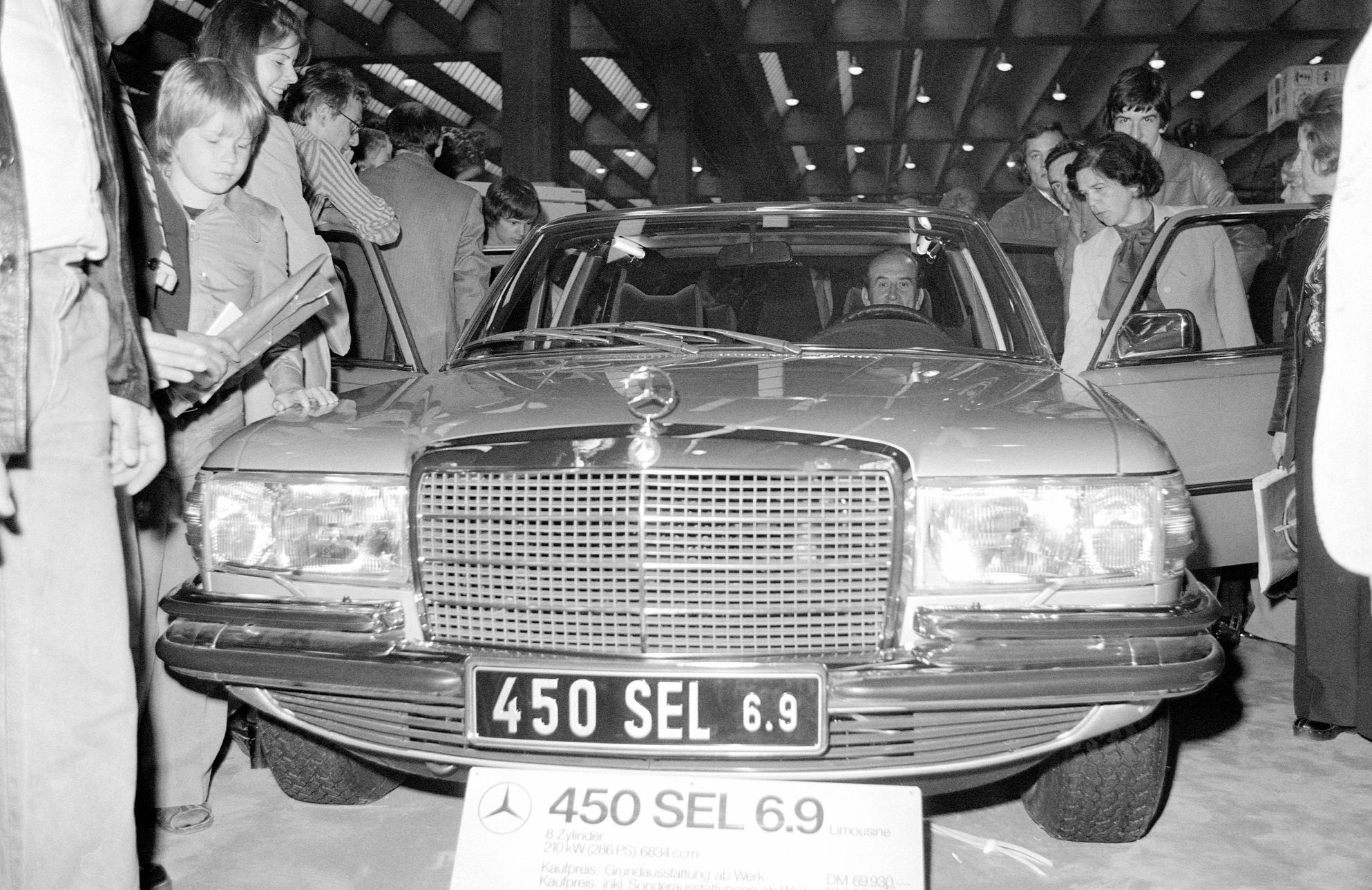 他可以打电话。 50年前是由梅赛德斯轿车(Mercedes Sedan)建造的 他可以打电话。 50年前是由梅赛德斯轿车(Mercedes Sedan)建造的