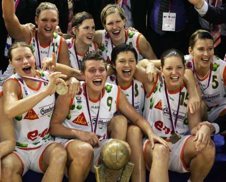 Brněnské basketbalistky slaví euroligový triumf. | Foto: Reuters