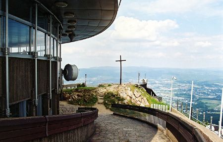 Po jeho vzoru byly na vrcholu Ještědu stavěny další kříže, které však již byly dřevěné. | Foto: Aktuálně.cz