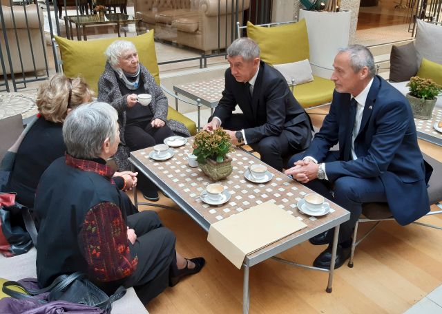 Český premiér Andrej Babiš si vyslechl osudy tří žen pocházejících z rodin, jež před válkou žily v Československu a které přežily holokaust. "Ty příběhy jsou neuvěřitelné v tom, že my všichni si málo uvědomujeme to, že je fantastické, že vůbec žijeme. Pro ty lidi byl život to nejcennější," řekl Babiš. Vyprávění podle něj bylo dojemné. | Foto: ČTK/Opatrný Marek