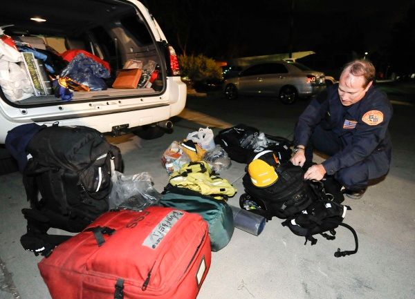 Na pomoc karibskému státu už vyrážejí záchranáři z Los Angeles. | Foto: Reuters