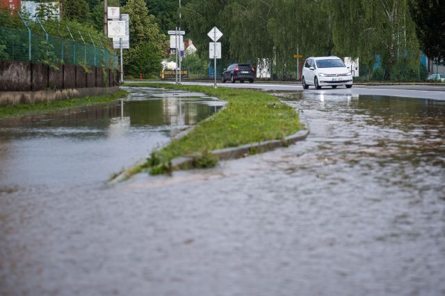 Kvůli popadaným stromům jsou neprůjezdné i některé tratě. Problémy byly i na železnici, stromy popadaly i na trati z Prahy do Českých Budějovic. (Na snímku rozvodněná řeka Polečnice v Českém Krumlově). | Foto: ČTK