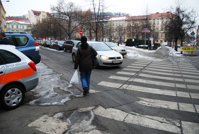 Italští experti každoročně testují přechody pro chodce ve velkých evropských městech. V posledním testu si Praha výrazně pohoršila, odborníci tu našli tři přechody, které patří k nejméně bezpečným v Evropě vůbec. Tento je na Arbesově náměstí. | Foto: Radek Pecák