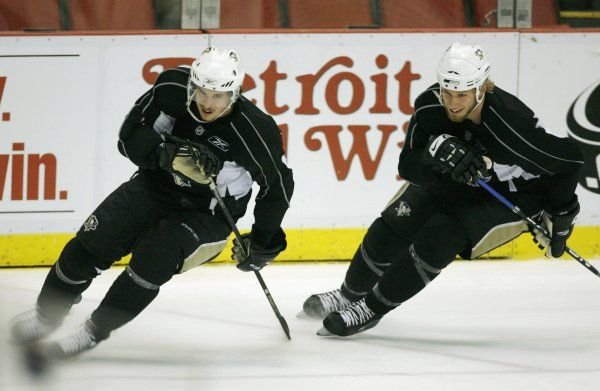 Prohrávají, obtáčejí povinná kolečka a ještě jim zbývá čas na úsměv. Sidney Crosby a Jordan Staal. | Foto: Reuters