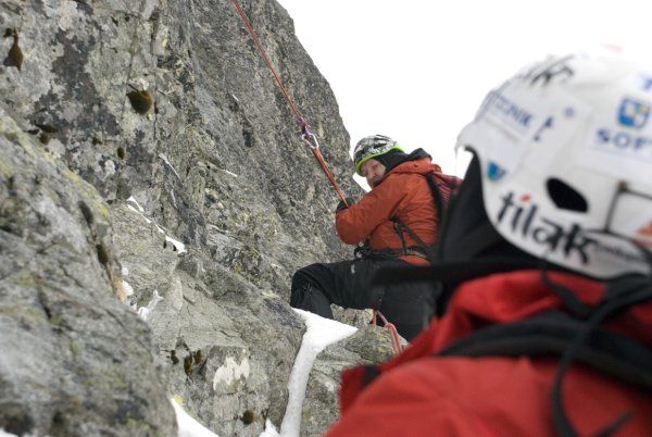 Libor Uher (vpopředí) jistí jednoho z nováčků při sestupu. Do nešťastného pádu zbývají okamžiky. | Foto: Tomáš Janeček