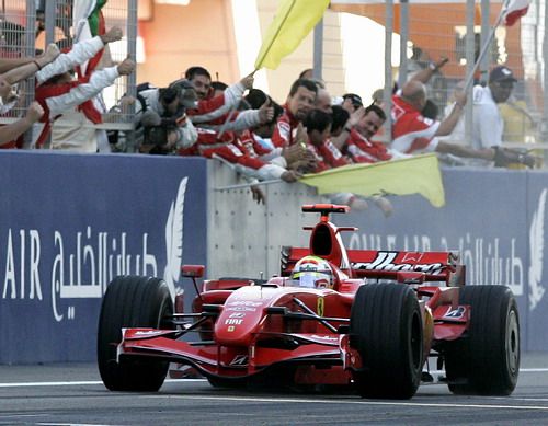 Felipe Massa s Ferrari projíždí vítězné cílem Velké ceny Bahrajnu. | Foto: Reuters