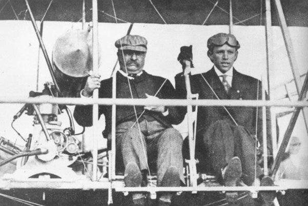 Theodore Roosevelt byl prvním americkým prezidentem, který absolvoval let v letadle. Na snímku se slavným letcem Archibaldem Hoxseyem. | Foto: Public Domain
