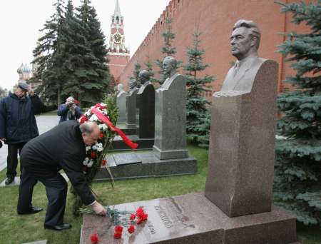 Vůdce ruské komunistické strany Genadij Zjuganov pokládá věnec u Brežněvova památníku | Foto: Reuters