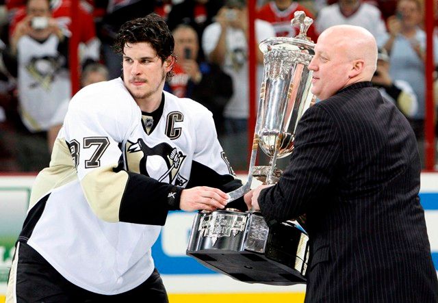 Pittsburgh si stejně jako loni mohl potěžkat trofej pro vítěze Východní konference - Prince of Wales trophy. | Foto: Reuters