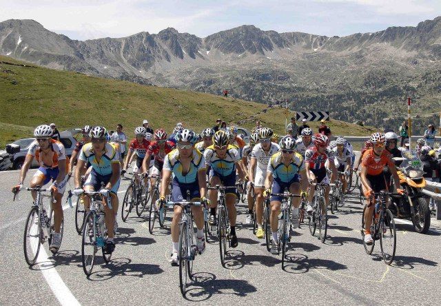 Peloton v jednom z náročných stoupání. | Foto: Reuters