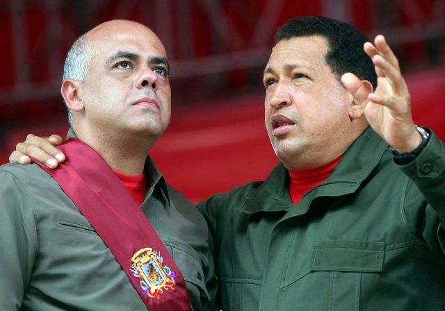 Zůstanu tak dlouho, dokud bude chtít Bůh: Chávez a nově zvolený starosta caracaského okrsku Libertador Jorge Rodriguez | Foto: Reuters