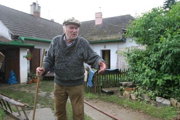 "V devět ráno jsme se snažili něco zachránit. O půl desáté už mě voda natekla do gumáků," vybavuje si tento muž. "Před osmdesáti roky tady byla velká voda, ale ta zalila jenom hřiště. Tak vysoko nikdy nebyla," tvrdí. Je pojištěn u Hasičské pojišťovny a ani on neví, jesstli smlouva pokrývá škodu způsobenou povodní. | Foto: Karel Toman