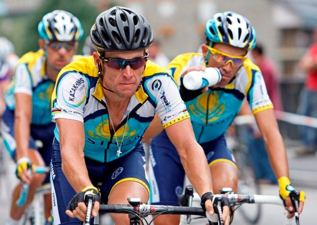 Lance Armstrong a Alberto Contador. | Foto: Reuters