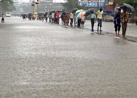 Zaplavené ulice v Bombaji | Foto: Reuters