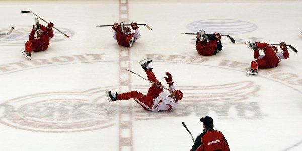 Detroitští hokejisté na lopatkách. Ovšem pouze na tréninku v rámci strečinku. | Foto: Reuters