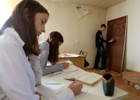 Studentky ve třídě lycea Jakuba Kolase | Foto: Reuters