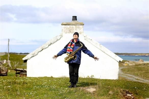 Je jím 69letý irský umělec a básník Barry Edgar Pilcher, který na tomto ostrově žije sám už přes 20 let. | Foto: Reuters