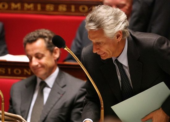 Dva "rivalové": Nicolas Sarkozy (L) a Dominique de Villepin na zasedání francouszké vlády | Foto: Reuters