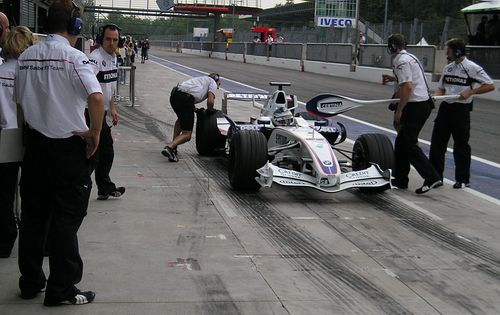 Nick Heidfeld s BMW Sauber v boxech svého týmu při testech v Monze. | Foto: Radek Vičík