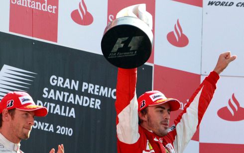 Alonso si vítězství opravdu užíval. | Foto: Reuters