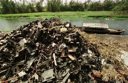 Zbytky počítačů ve vesnici Jao-cchuo-wej nedaleko Kuej-jü v provincii Kuang-tung, březen 2002. | Foto: Reuters