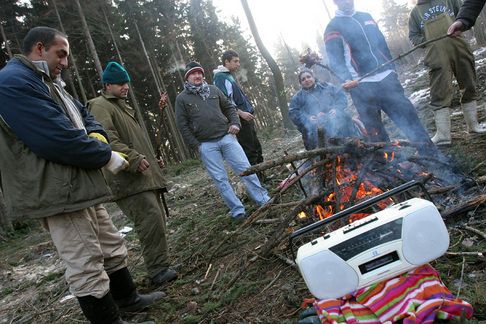 Entrepreuner Pavel Kubas provides free lunch to his employees - baked sausages, mustard and bread. The CD player is not playing, since the batteries went dead in the cold weather. | Foto: Ondřej Besperát