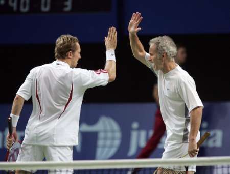 Tenisová legenda John McEnroe (vpravo) se raduje v prvním kole tenisového turnaje ve Stockholmu se svým deblobým partnerem Jonasem Bjorkmanem. | Foto: Reuters