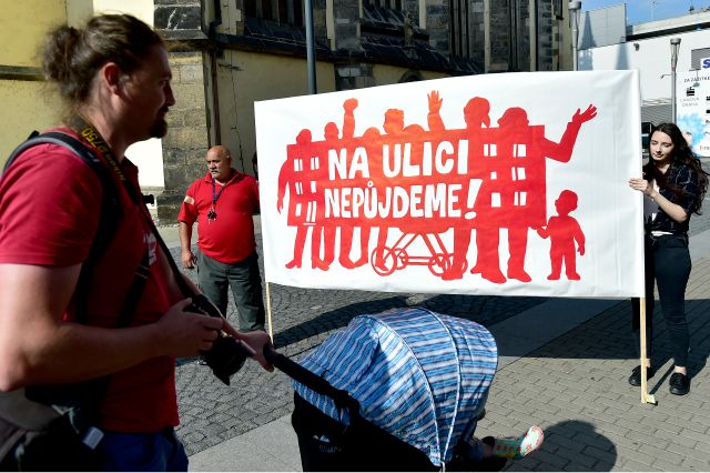 Obyvatelé ústeckých ubytoven protestovali v Ústí nad Labem proti údajnému vyhánění Romů a chudých z města. | Foto: ČTK